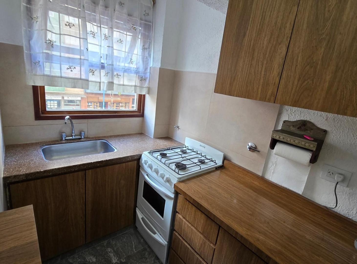 Foto de ALQUILER POR 24 MESES. UN AMBIENTE Y MEDIO CÉNTRICO SIN EXPENSAS., imagen 1
