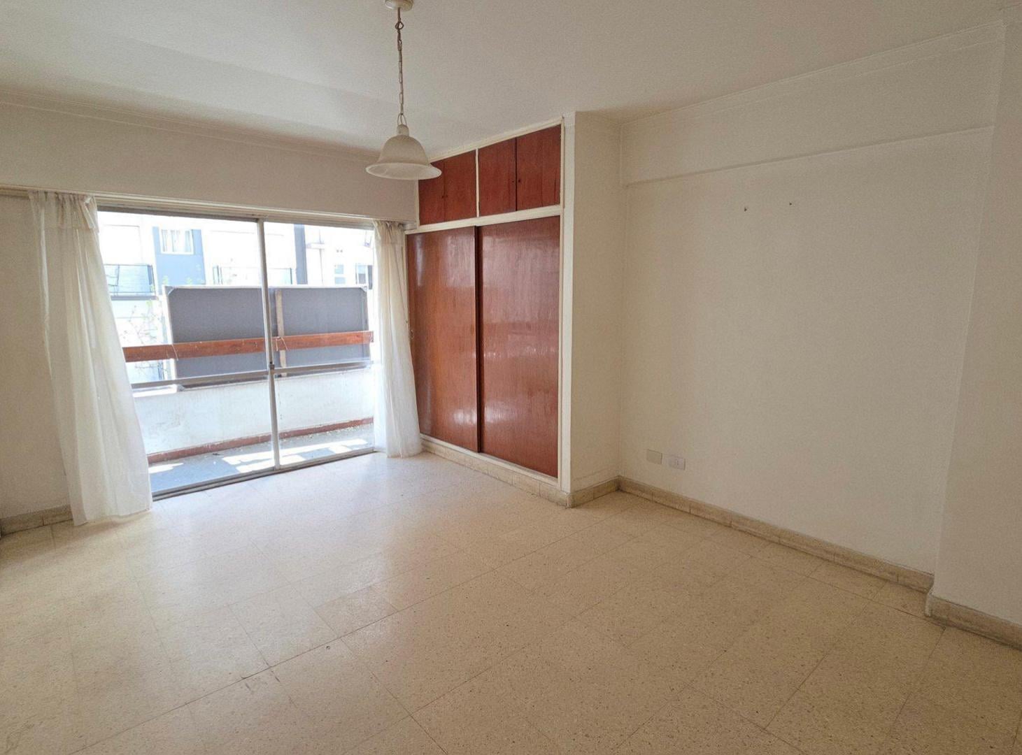 Foto de UN AMBIENTE A LA CALLE CON BALCÓN SALIENTE PRÓXIMO A PLAZA COLÓN., imagen 1