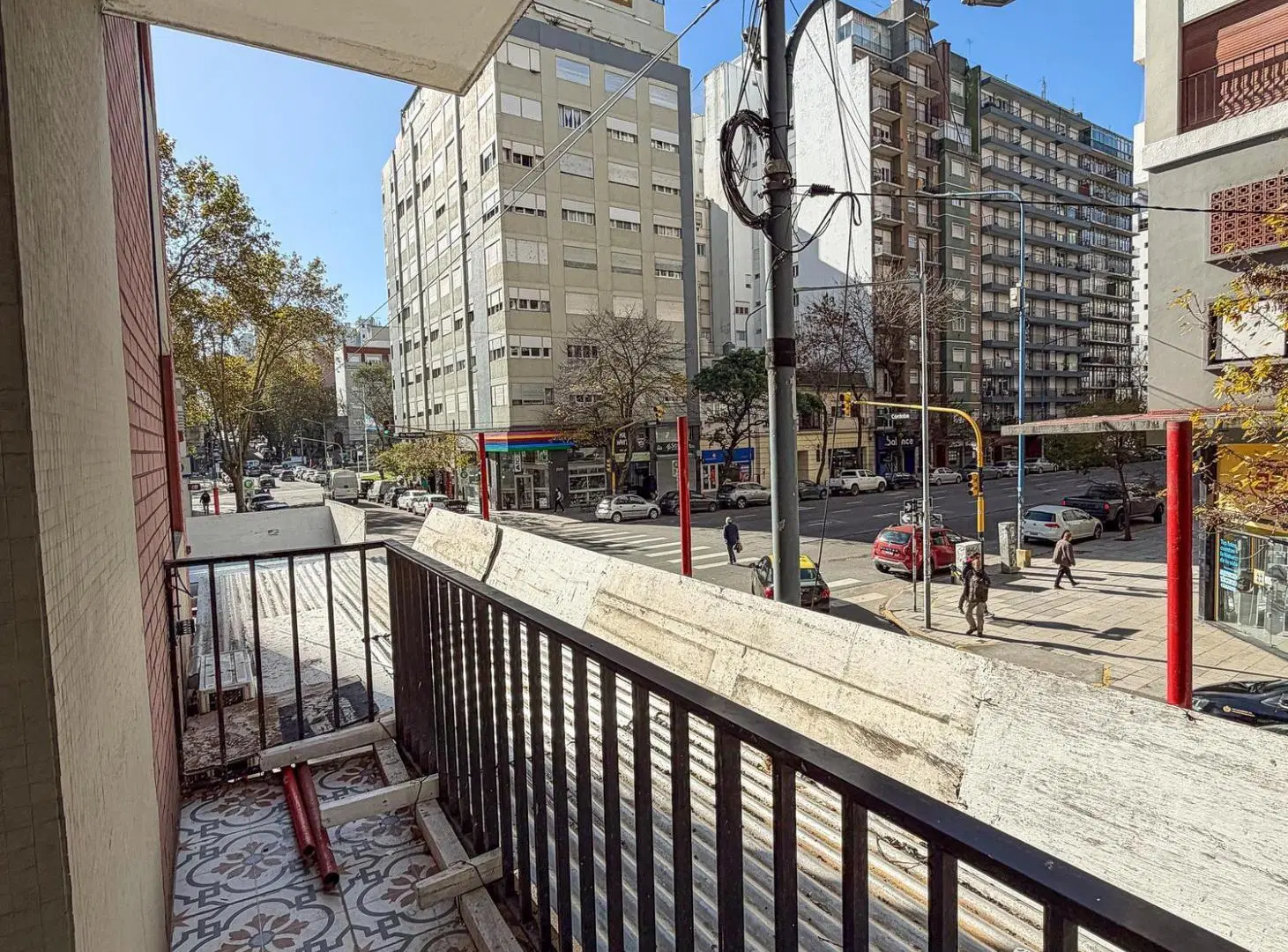 3 AMBIENTES A LA CALLE. CORDOBA Y LURO. 4