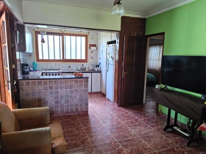 Foto de Excelente Chalet 4 amb. c/ parque y quincho., imagen 3