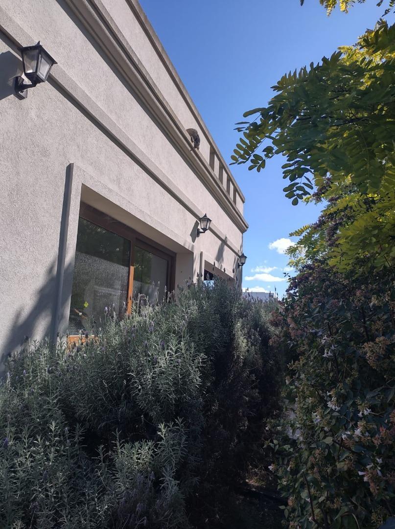 Lindisima Casa Nueva en Barrio La Aurelia 3