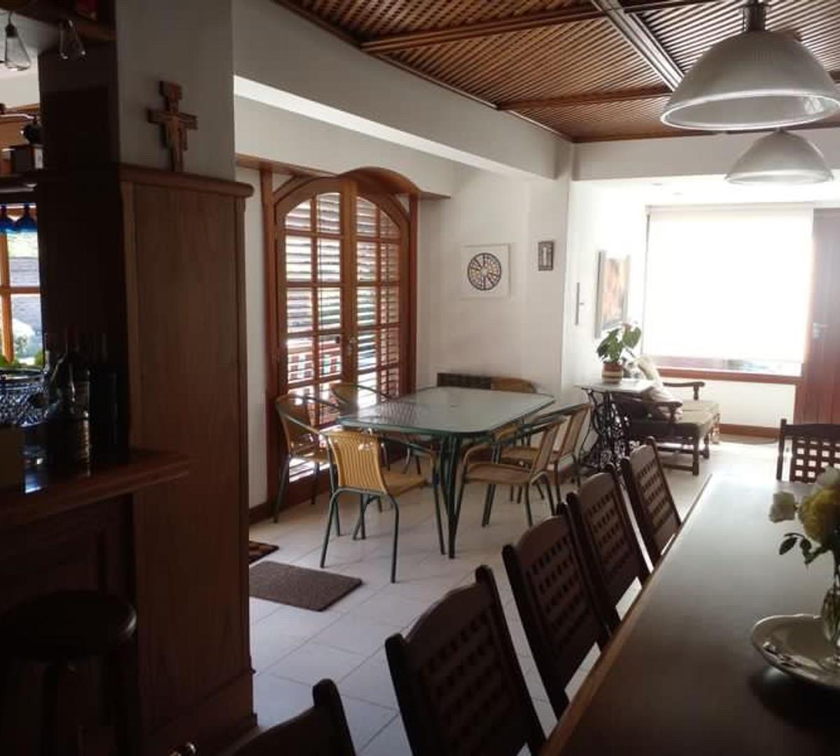 Importante Residencia en Barrio Divino Rostro 1