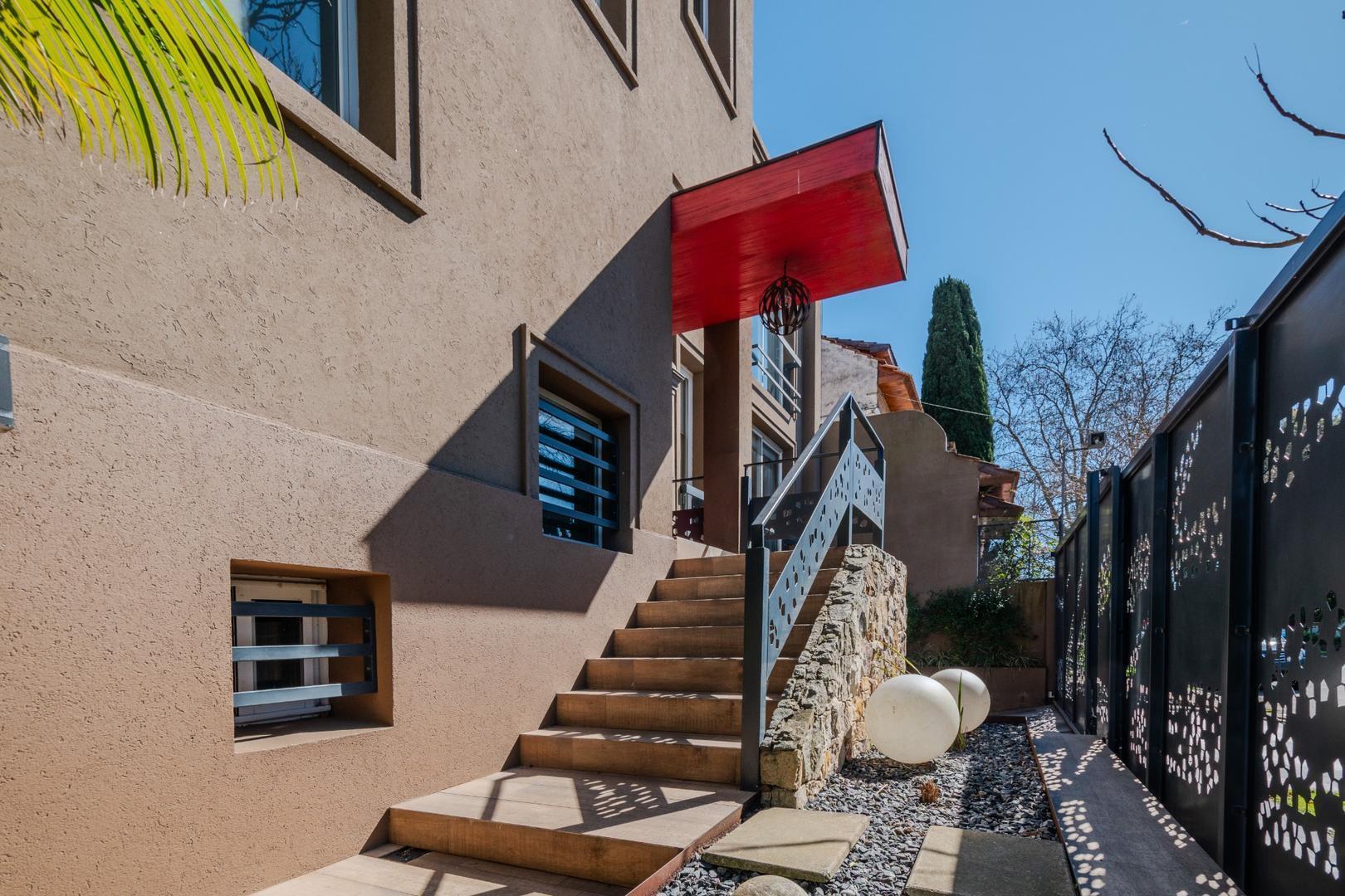 MODERNA RESIDENCIA EN LOS TRONCOS - CON PISCINA -
