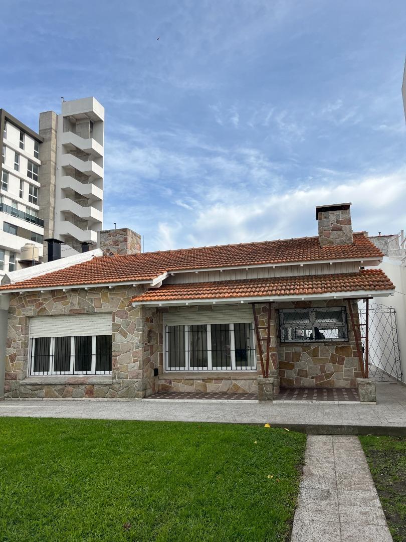 CASA EN ALQUILER P/USO PROFESIONAL. - ZONA HPC.