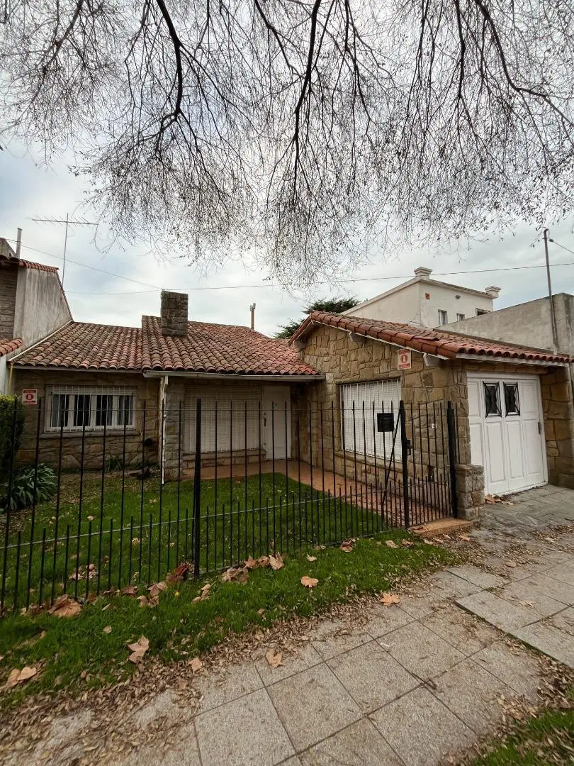CASA EN VENTA EN LOS TRONCOS - PROX. GUEMES.- 170M2 CUB. 3
