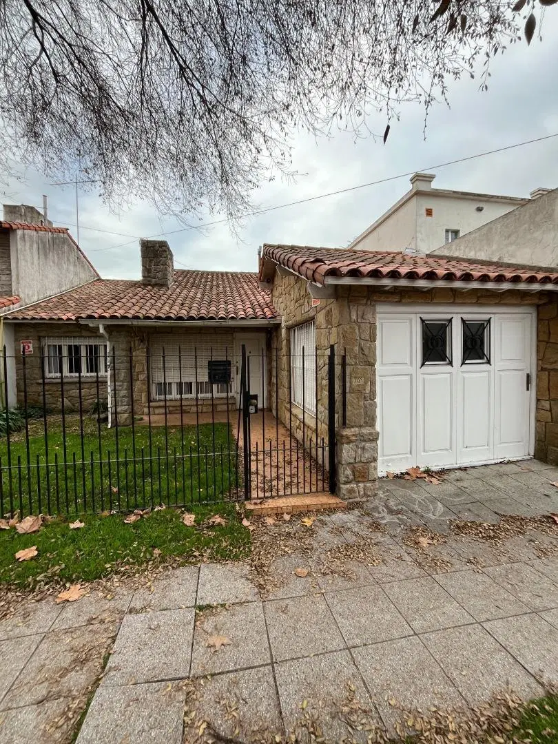 CASA EN VENTA EN LOS TRONCOS - PROX. GUEMES.- 170M2 CUB. 2