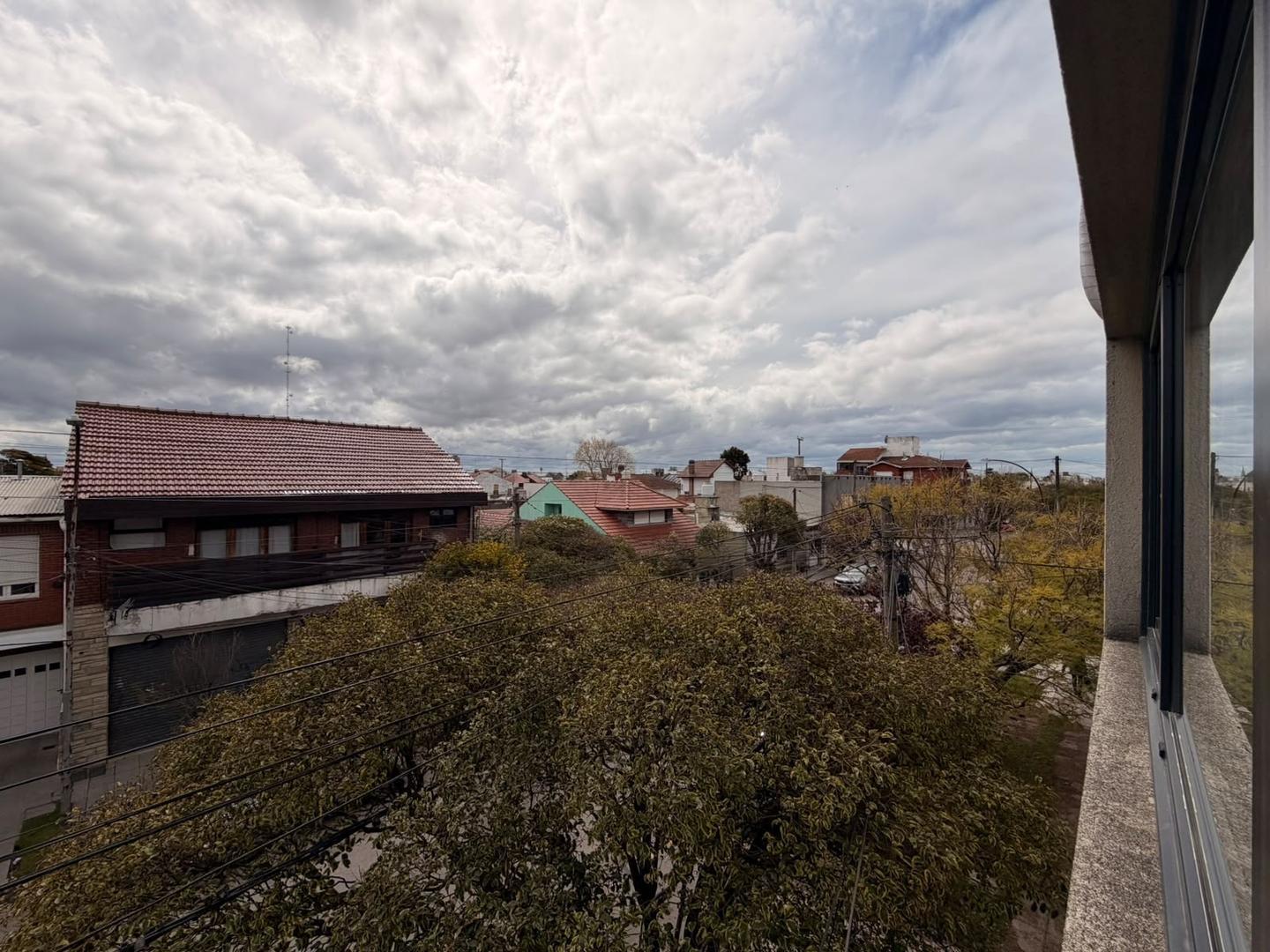Foto de MODERNA CASA SEMINUEVA EN SANTA MONICA -CON GRAN PARQUE, imagen 1