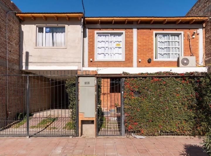 Complejo en venta- 3 departamentos de un dormitorio y dúplex de dos dormitorios 3