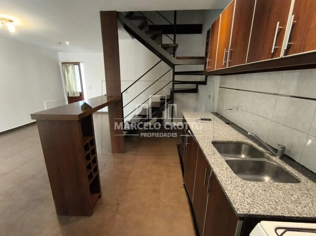 ALQUILER DUPLEX 3 AMBIENTES CON ENTRADA DE VEHICULO SEMICUBIERTA, PARRILLA Y PATIO 2