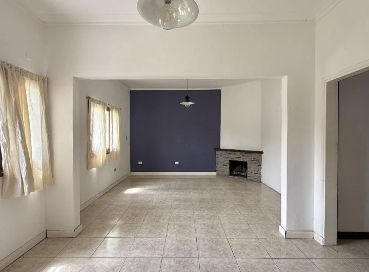 Casa con jardín en lote propio 3