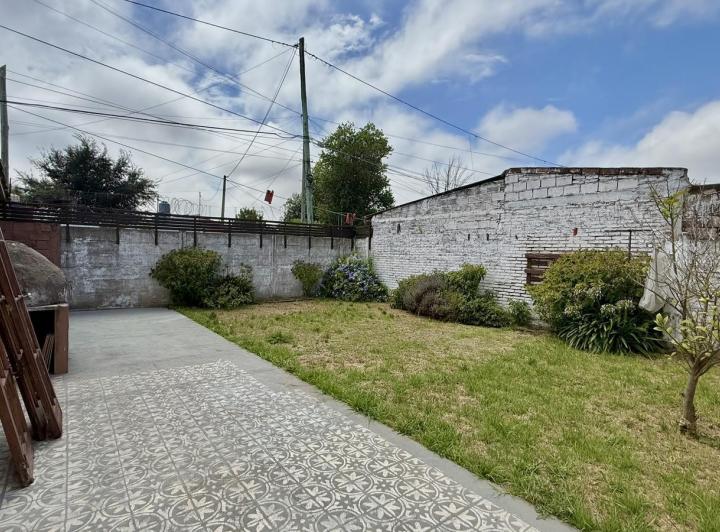 Casa con jardín en lote propio 4