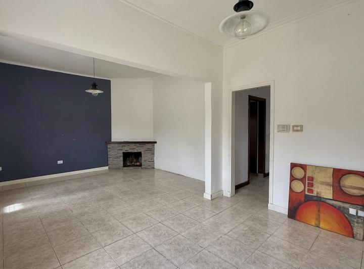 Casa con jardín en lote propio 5