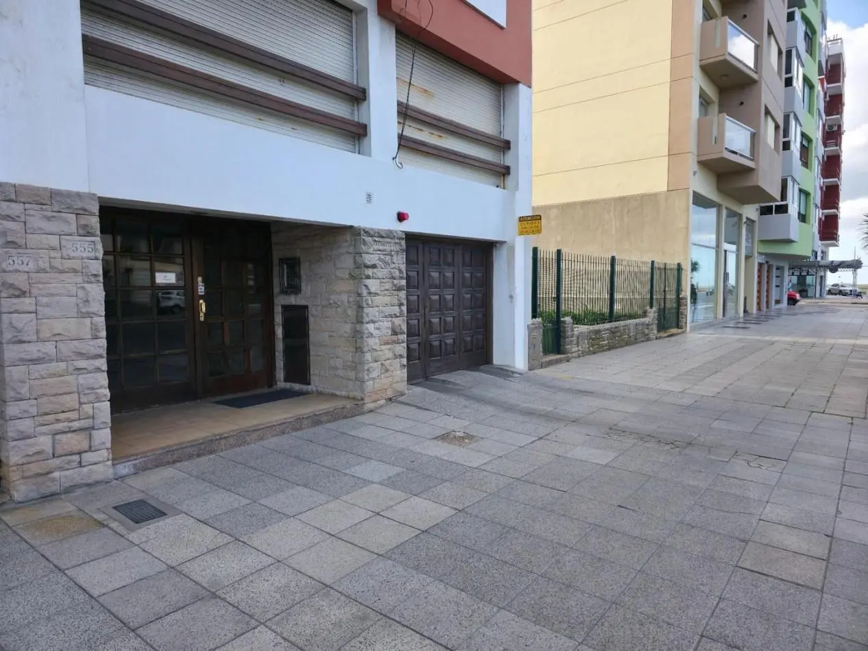VENTA. COCHERA. ZONA LA PERLA 4