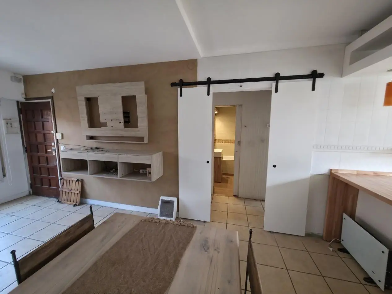 VENTA. CASA 4 AMBIENTES CON GARAGE Y PATIO. BARRIO AEROPARQUE 5