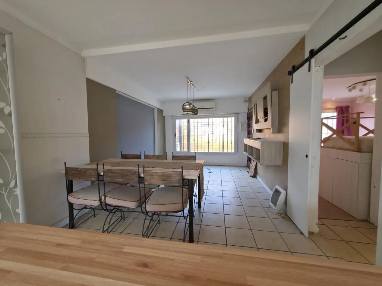 VENTA. CASA 4 AMBIENTES CON GARAGE Y PATIO. BARRIO AEROPARQUE 2