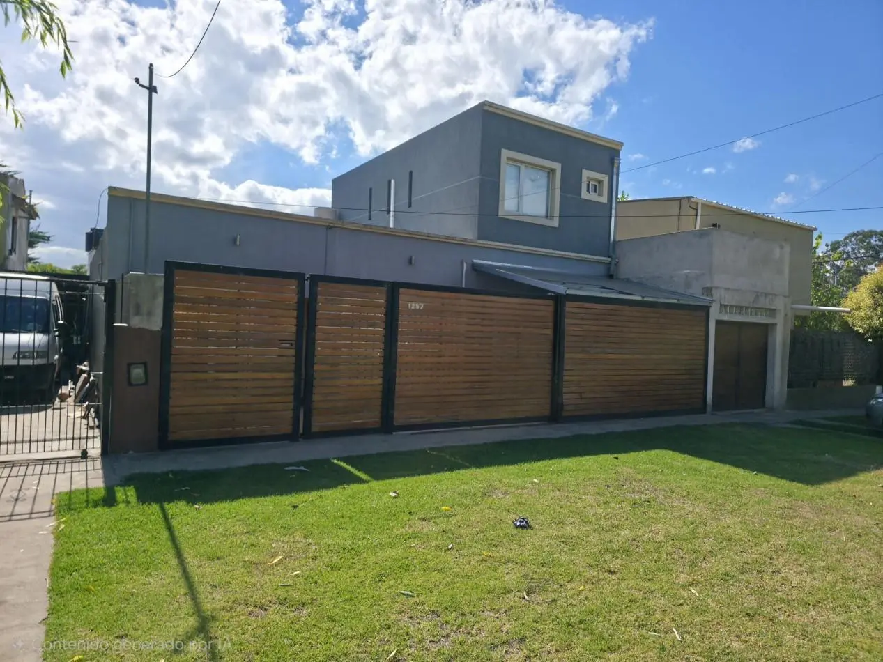 VENTA. CASA 4 AMBIENTES CON GARAGE Y PATIO. BARRIO AEROPARQUE 4