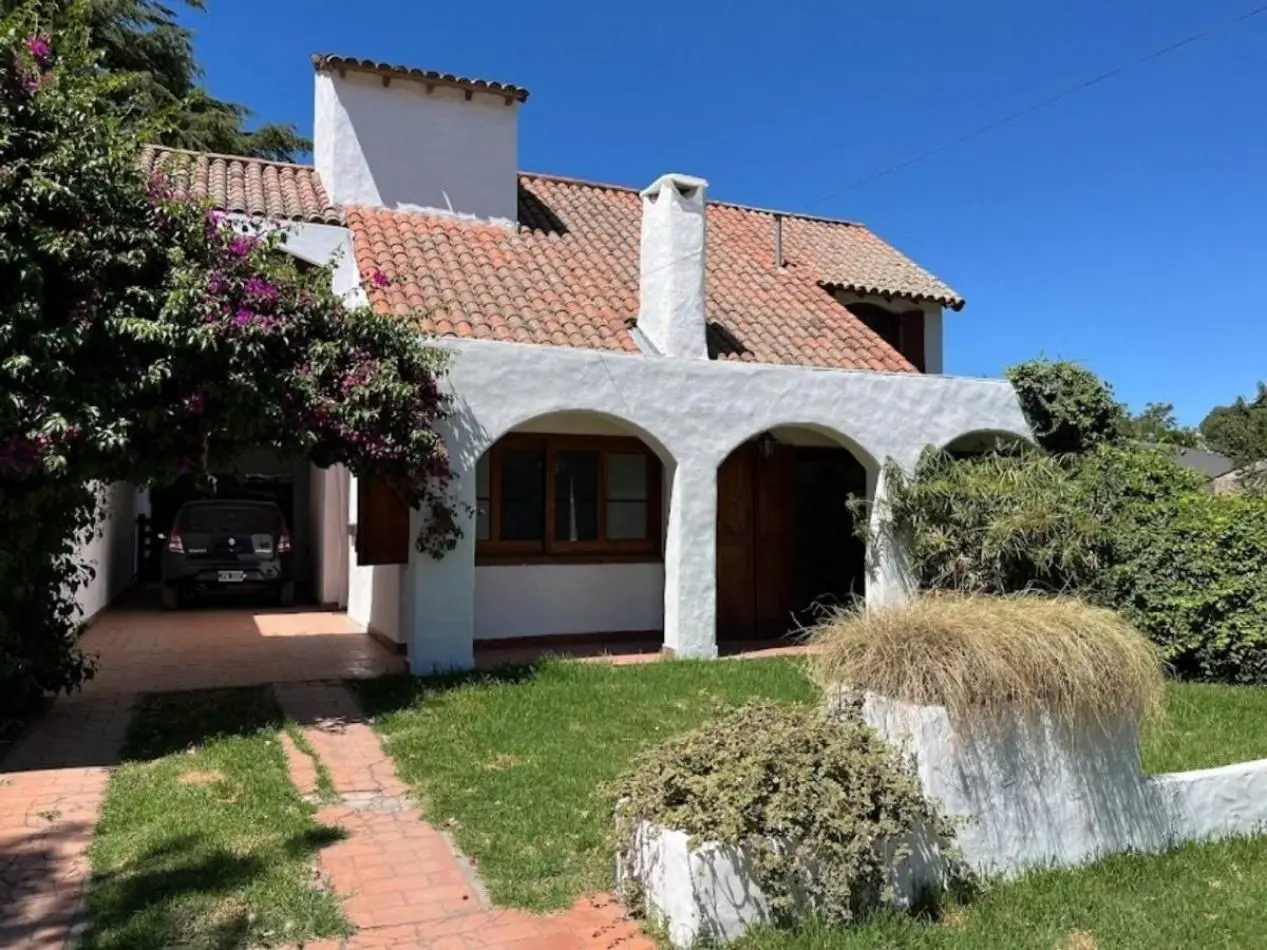VENTA. CASA 5 AMB SOBRE 2 LOTES. BARRIO LAS MARGARITAS 2