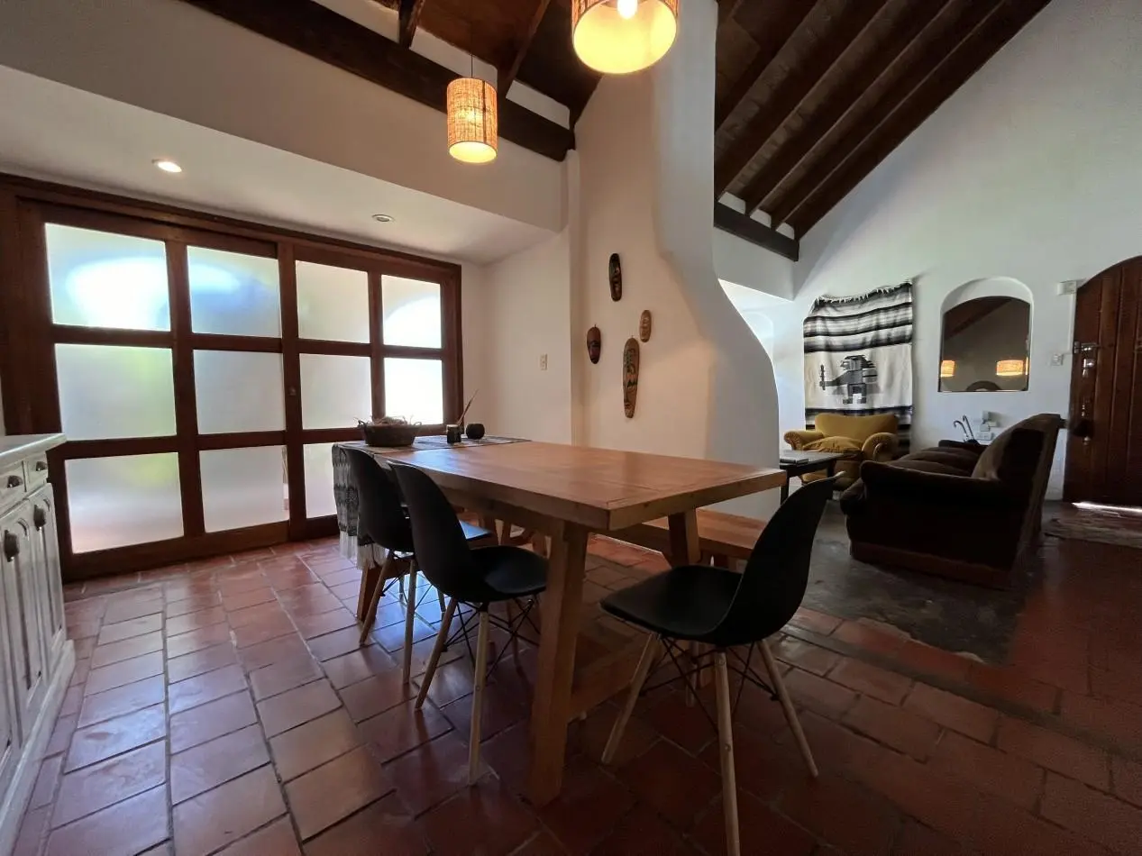 VENTA. CASA 5 AMB SOBRE 2 LOTES. BARRIO LAS MARGARITAS 5