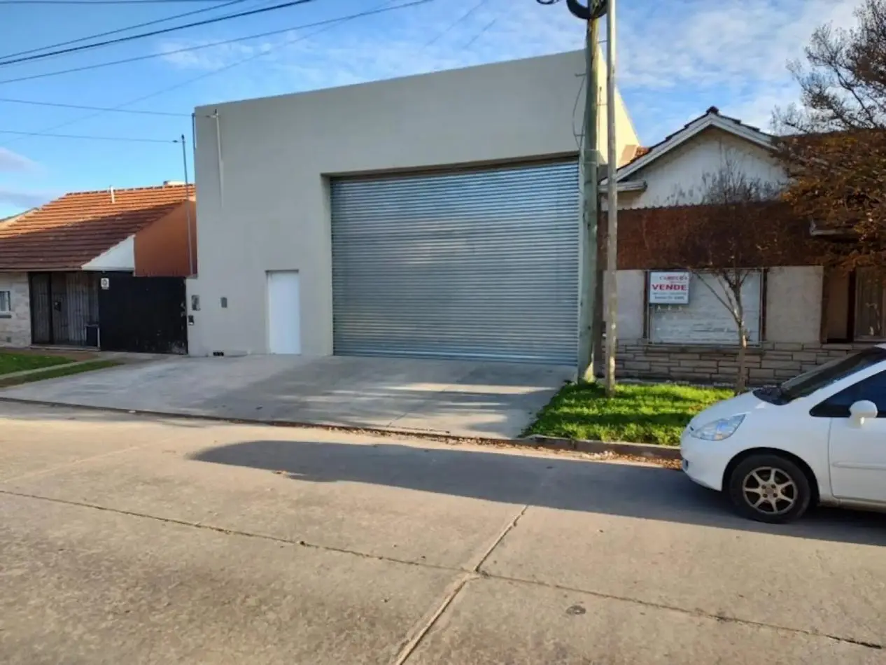 VENTA Galpon 333m2. Excelente Estado. Juan b Justo 4