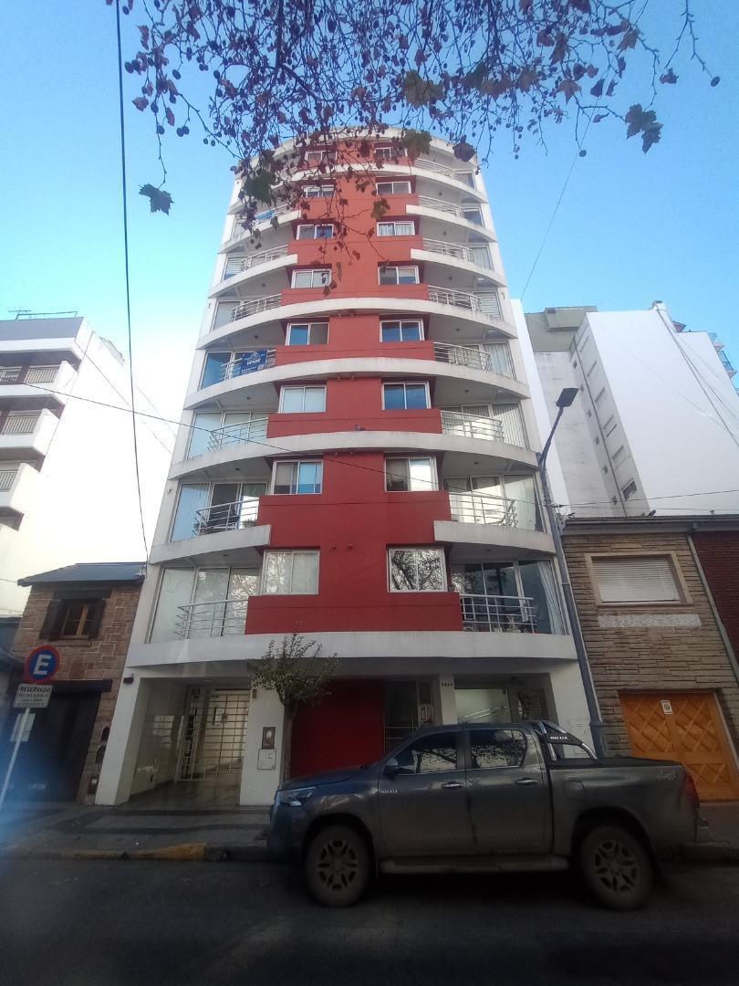 Semipiso 2 ambientes a la calle con cochera descubierta