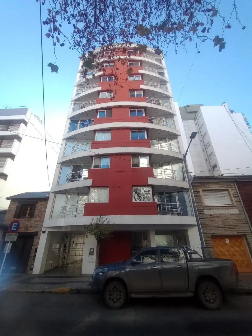Semipiso 2 ambientes a la calle con cochera descubierta 2