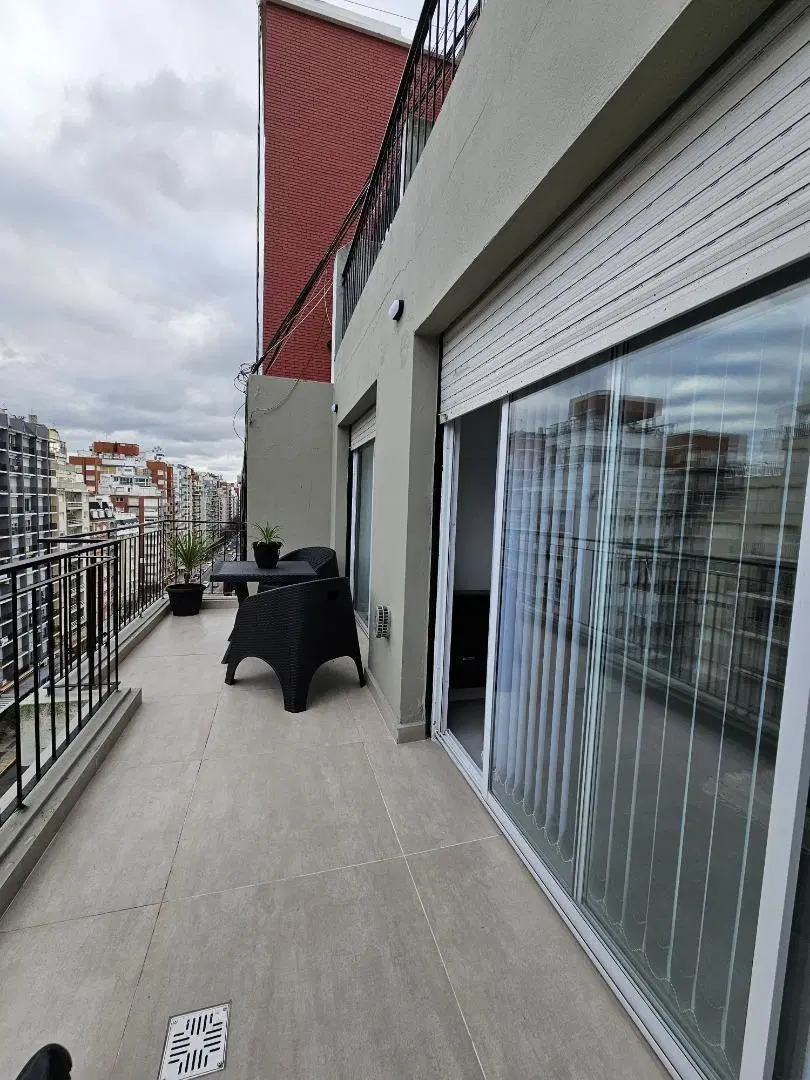 Departamento 3 ambientes a la calle con balcón terraza 2