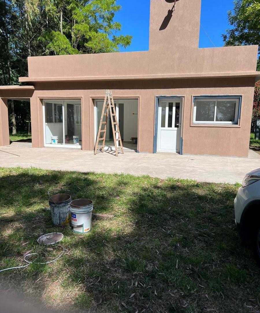 Campo de 15 hectáreas con 2 casas, quincho y piscina con solárium