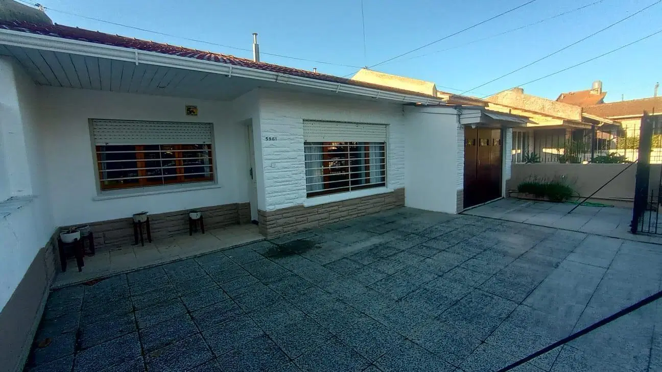 Casa 3 ambientes con parque villa primera Mar del Plata 1