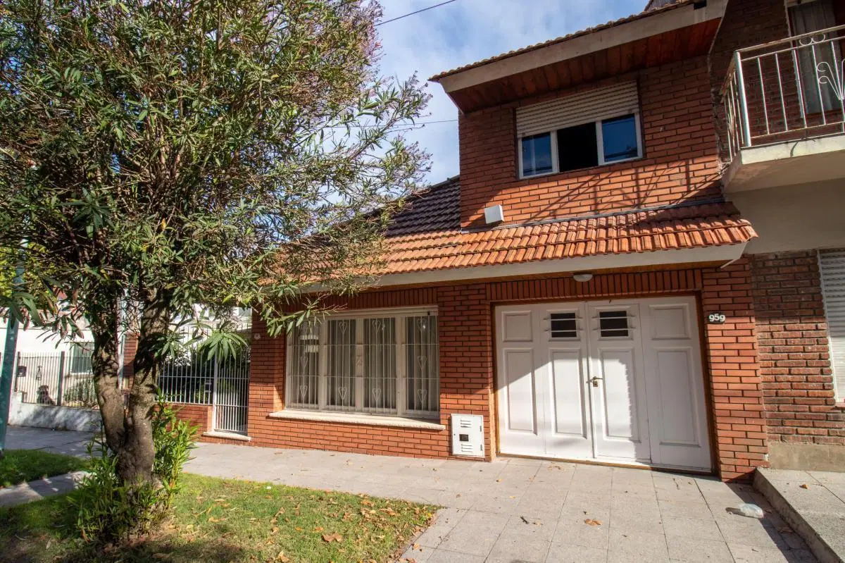 Casa 3 Ambientes c/ 2 garaje y Departamento P.A. Villa Primera 3