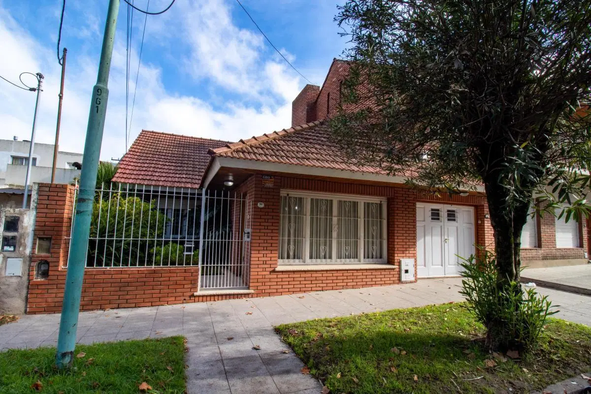 Casa 3 Ambientes c/ 2 garaje y Departamento P.A. Villa Primera 2
