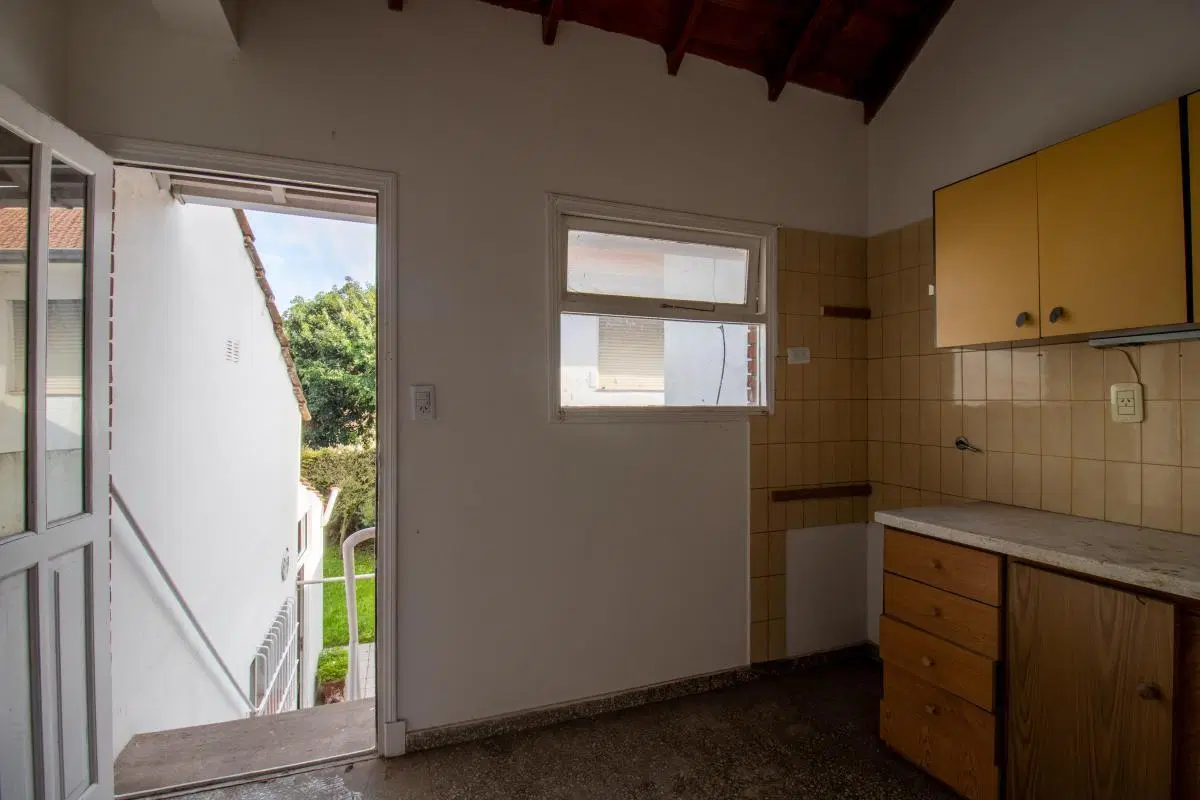 Casa 3 Ambientes c/ 2 garaje y Departamento P.A. Villa Primera 5