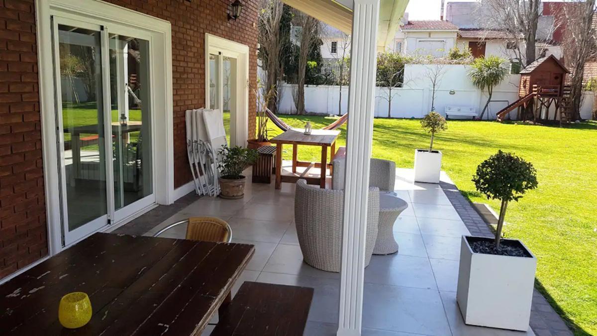 Venta. Chalet - Residencia de 7 Ambientes en Barrio Los Troncos, Mar del Plata 1