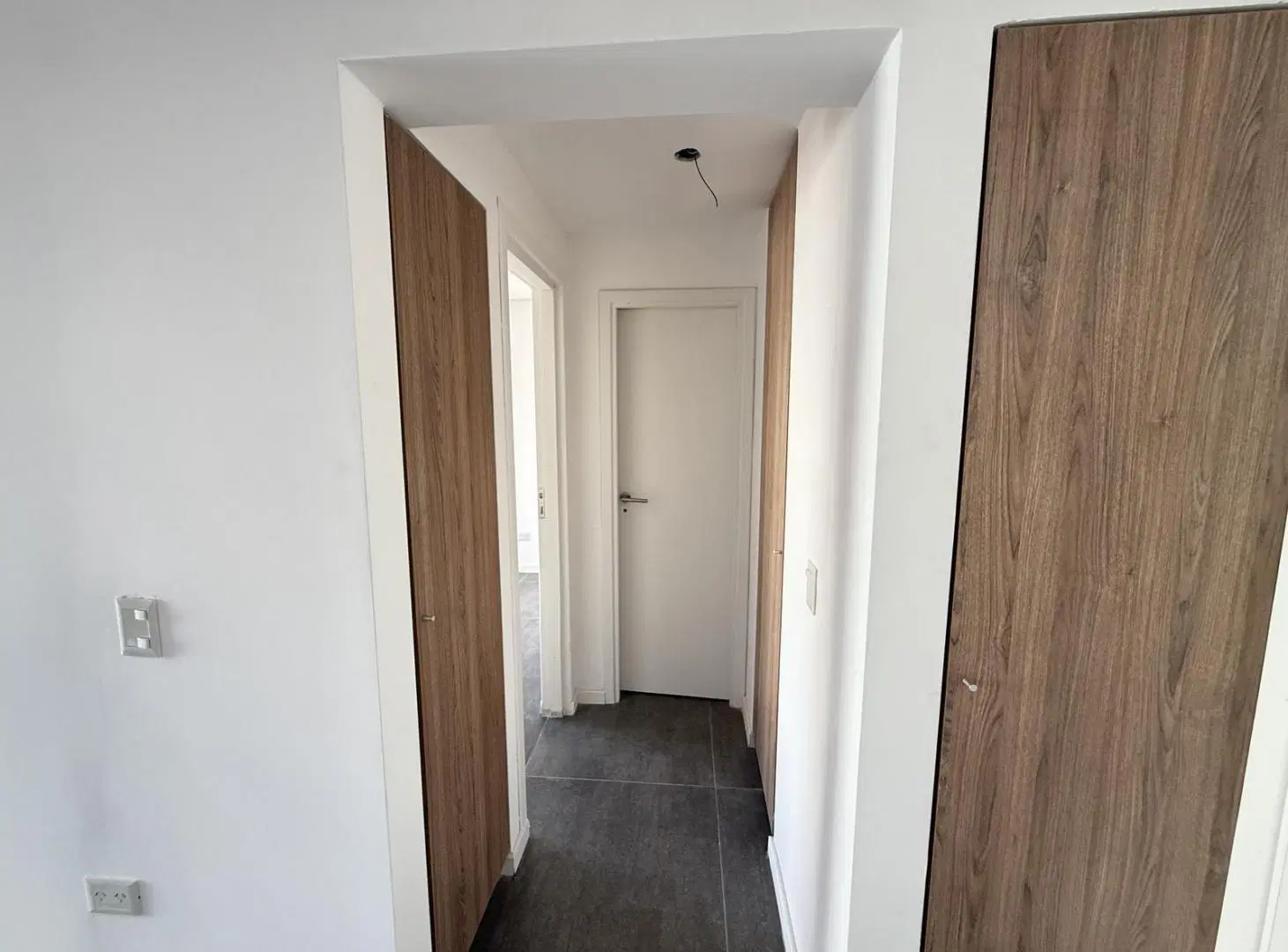 VENTA DOS AMBIENTES A ESTRENAR CON BALCÓN A LA CALLE Y VISTA LATERAL AL MAR ZONA LA PERLA 3
