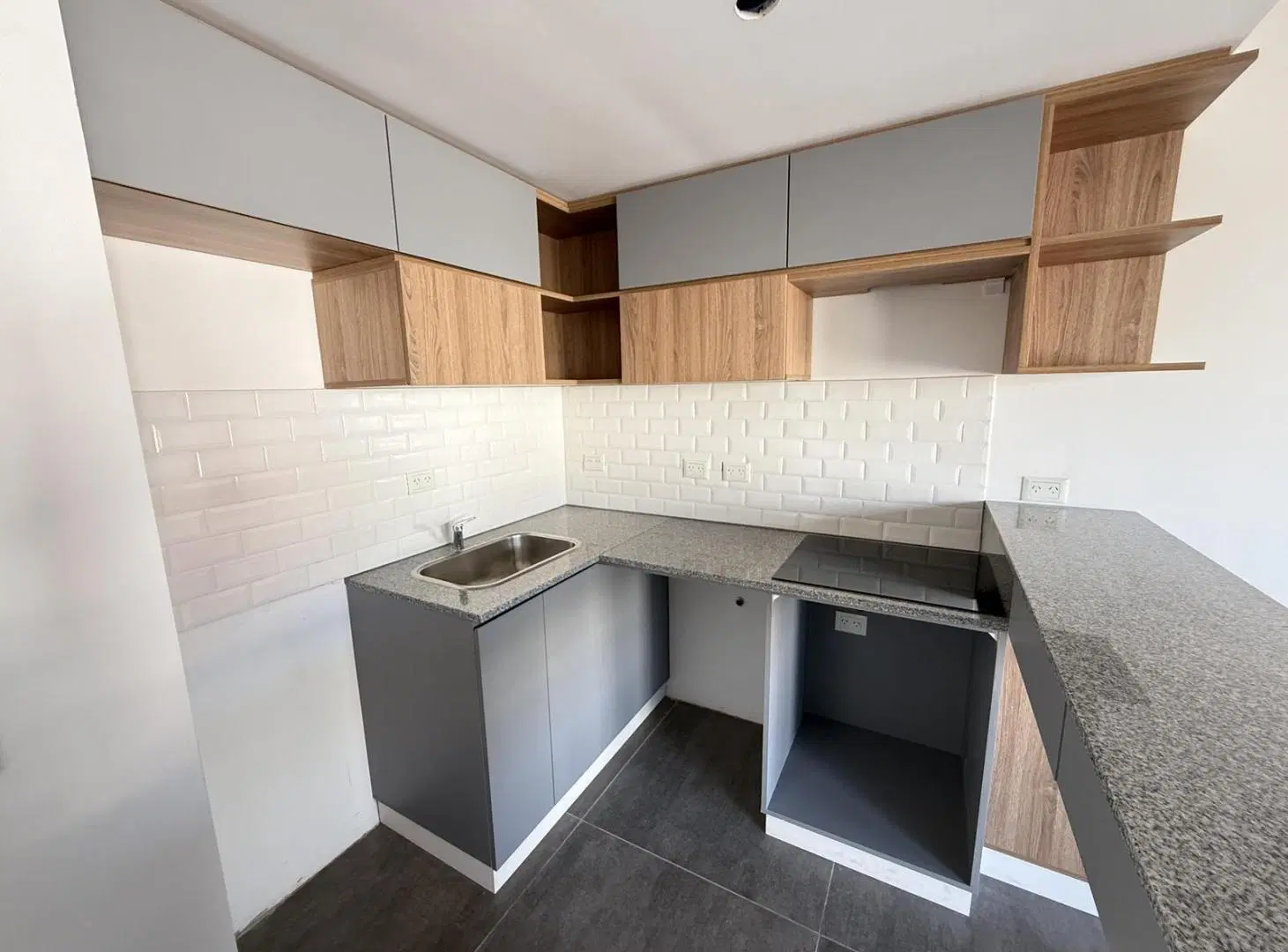VENTA DOS AMBIENTES A ESTRENAR CON BALCÓN A LA CALLE Y VISTA LATERAL AL MAR ZONA LA PERLA 4