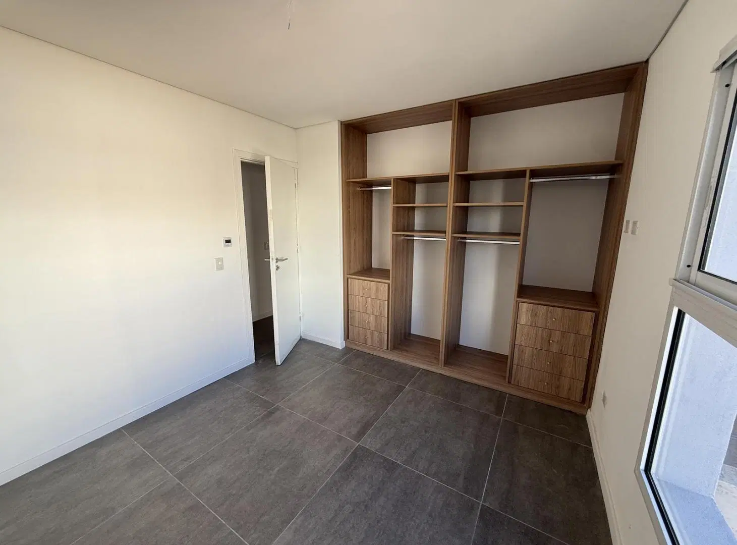 VENTA DOS AMBIENTES A ESTRENAR CON BALCÓN A LA CALLE Y VISTA LATERAL AL MAR ZONA LA PERLA 4