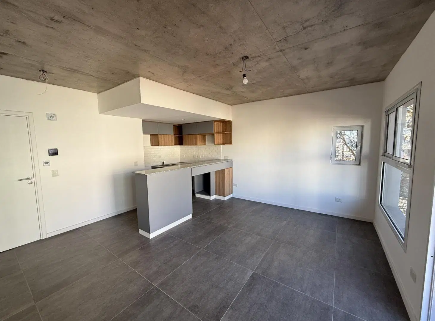 VENTA DOS AMBIENTES A ESTRENAR CON BALCÓN A LA CALLE Y VISTA LATERAL AL MAR ZONA LA PERLA 3