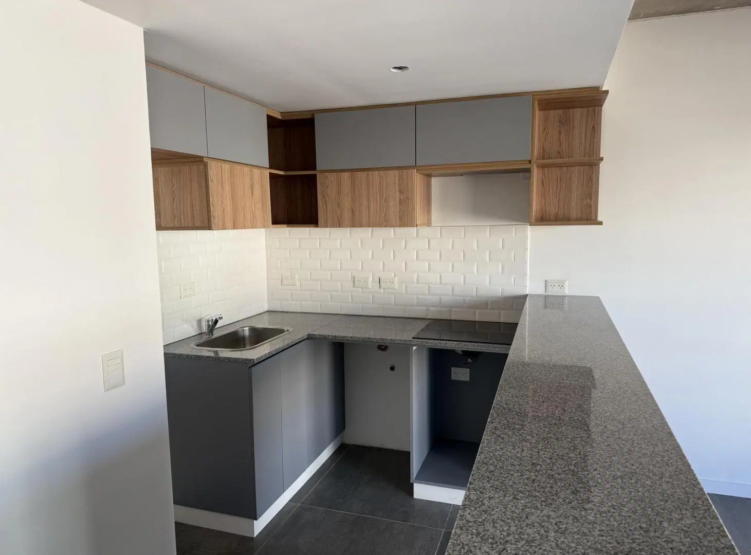 VENTA DOS AMBIENTES A ESTRENAR CON BALCÓN A LA CALLE Y VISTA LATERAL AL MAR ZONA LA PERLA 1