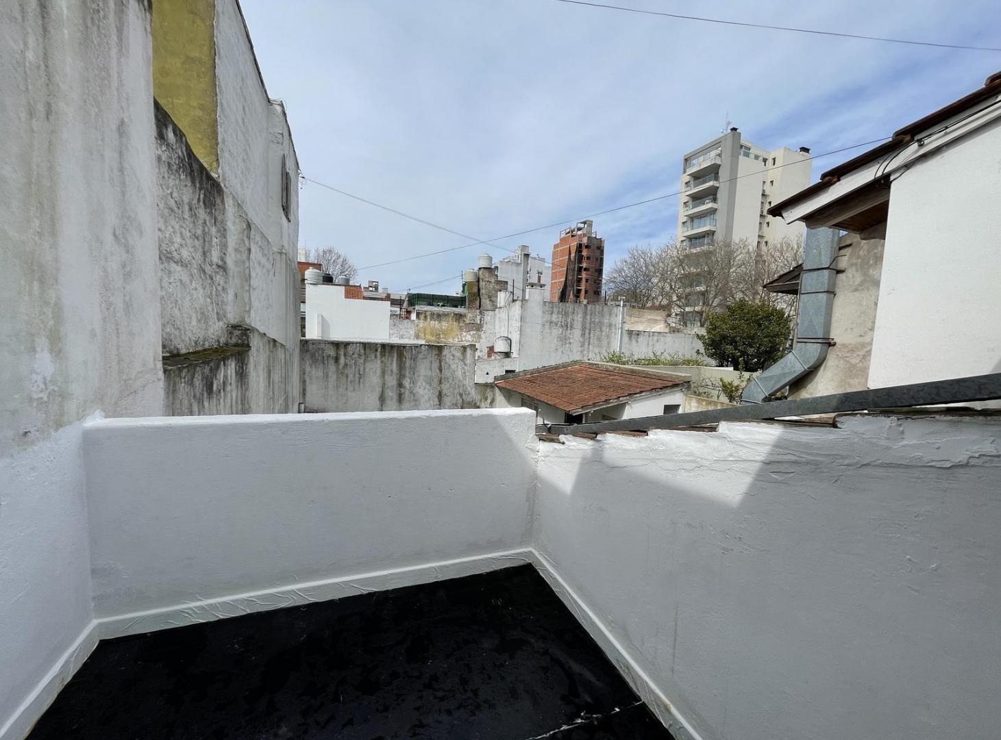 Foto de ALQUILER 24 MESES Departamento PH de 2 ambientes con terraza La Perla, imagen 4