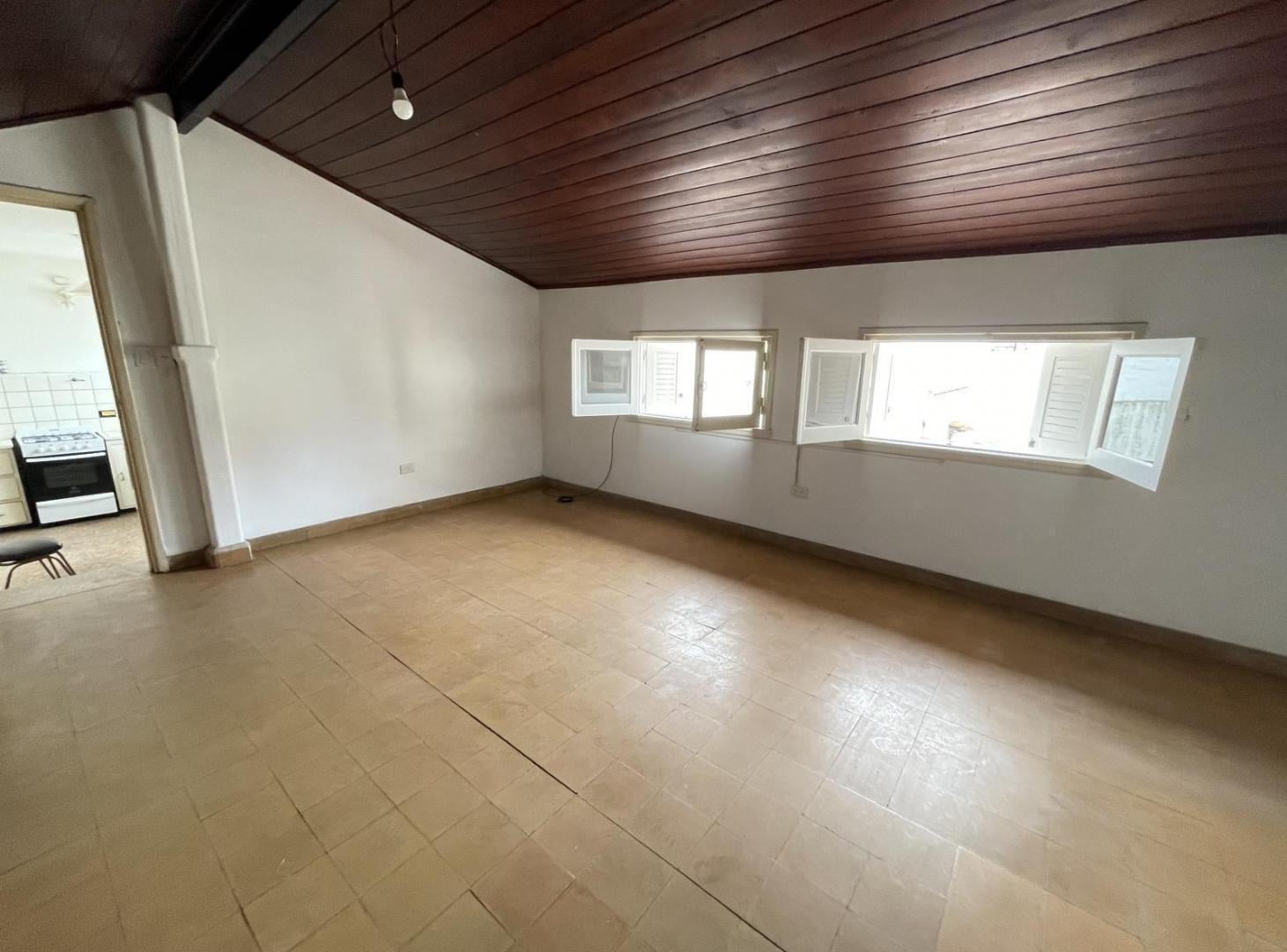 Foto de ALQUILER 24 MESES Departamento PH de 2 ambientes con terraza La Perla, imagen 1