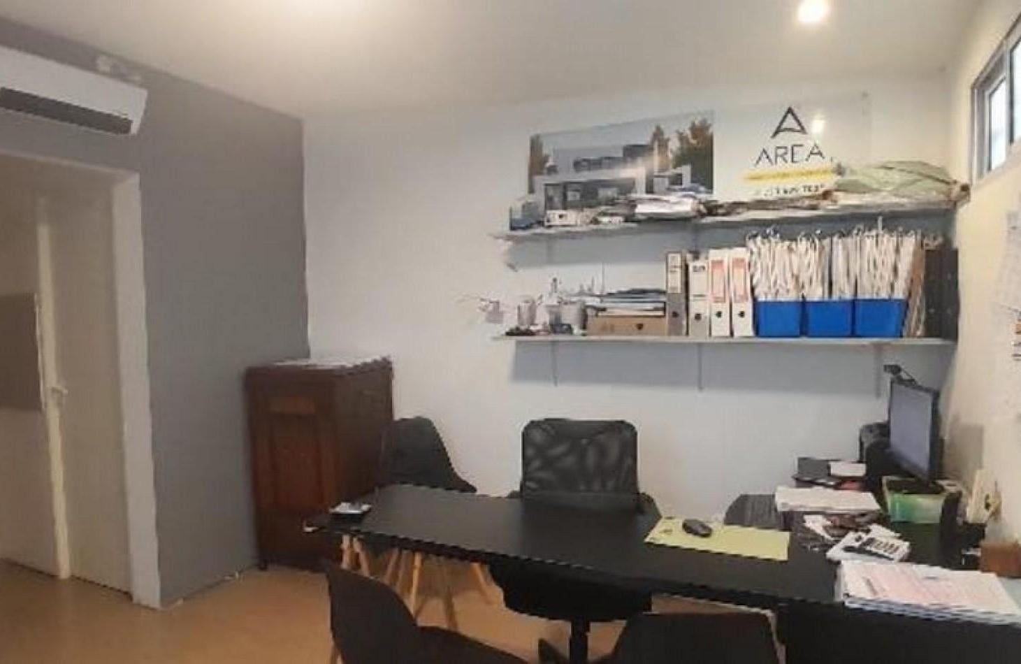 ALQUILER incluye LUZ y AGUA  en el PRECOO OFICINA  CHICA INTERNA FALUCHO y JARA