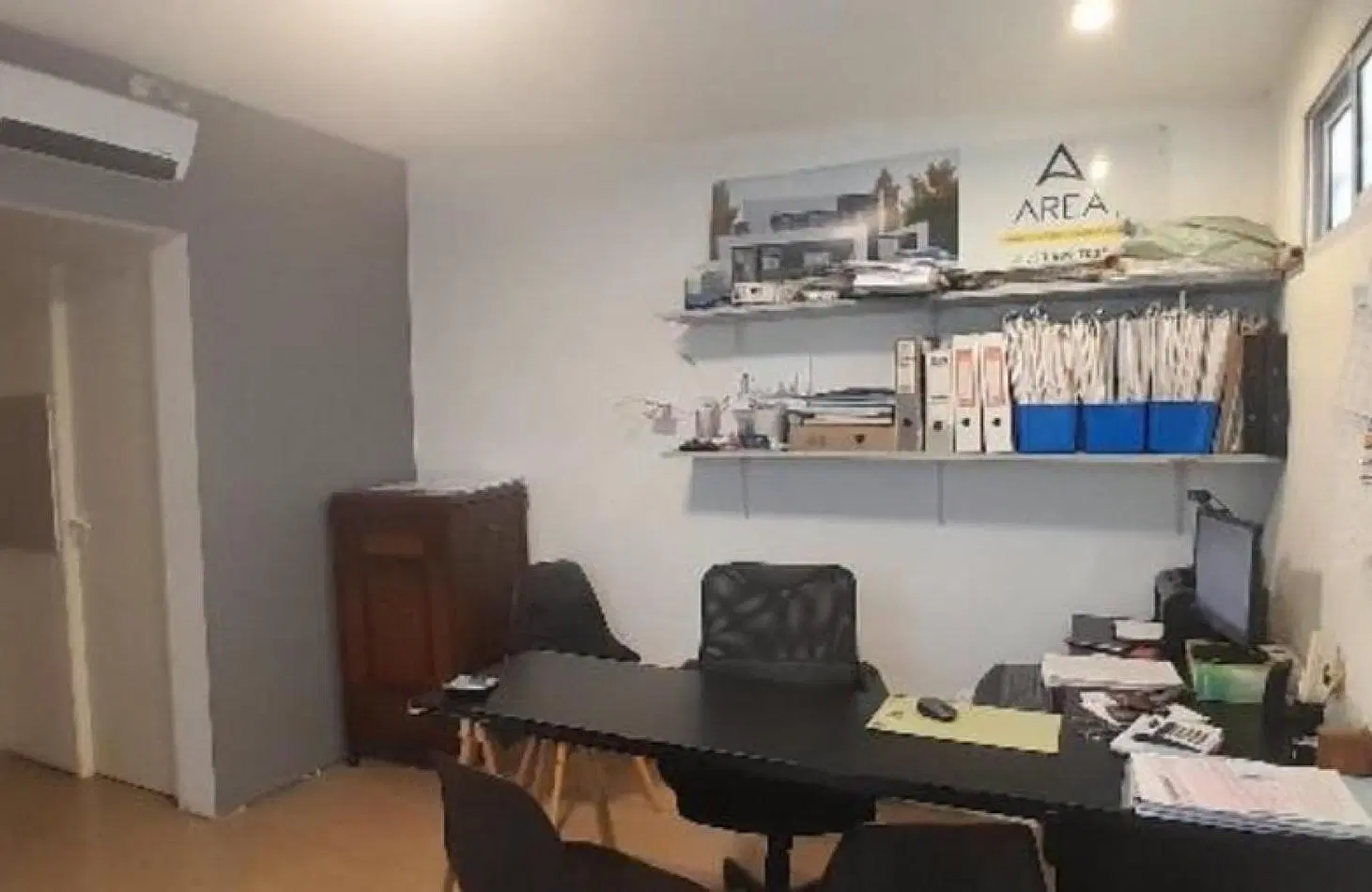 ALQUILER incluye LUZ y AGUA  en el PRECOO OFICINA  CHICA INTERNA FALUCHO y JARA 3