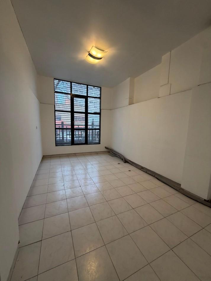 Foto de VENTA LOCAL RECICLADO PATIO 2 PLANTAS Catacarla al 1700, imagen 4