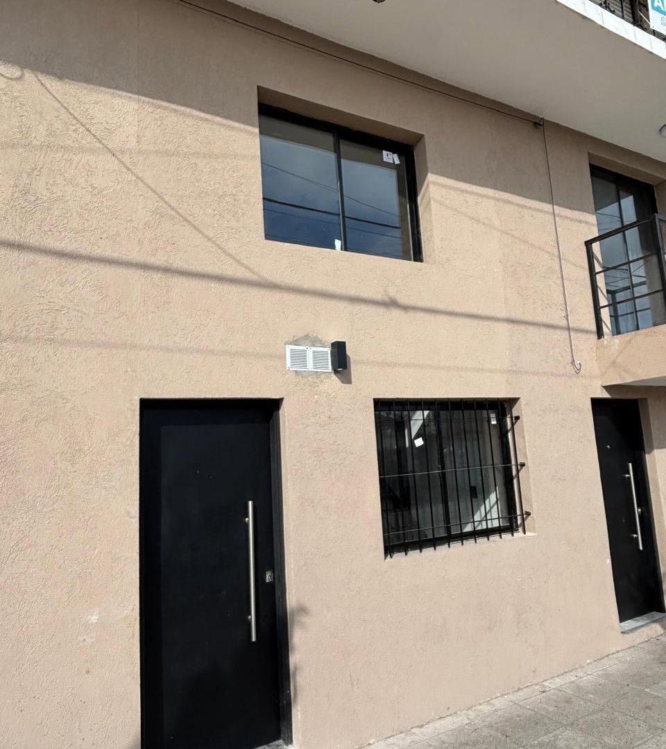 Foto de PH en Venta en Bernardino Rivadavia, imagen 2
