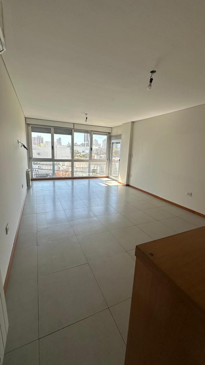 Excelente Semipiso C/balcón y Cochera! 4