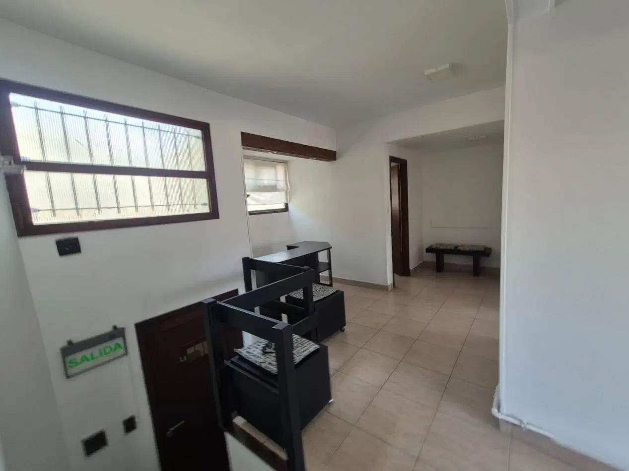 Oficina de 3 ambientes sobre calle Guemes 8