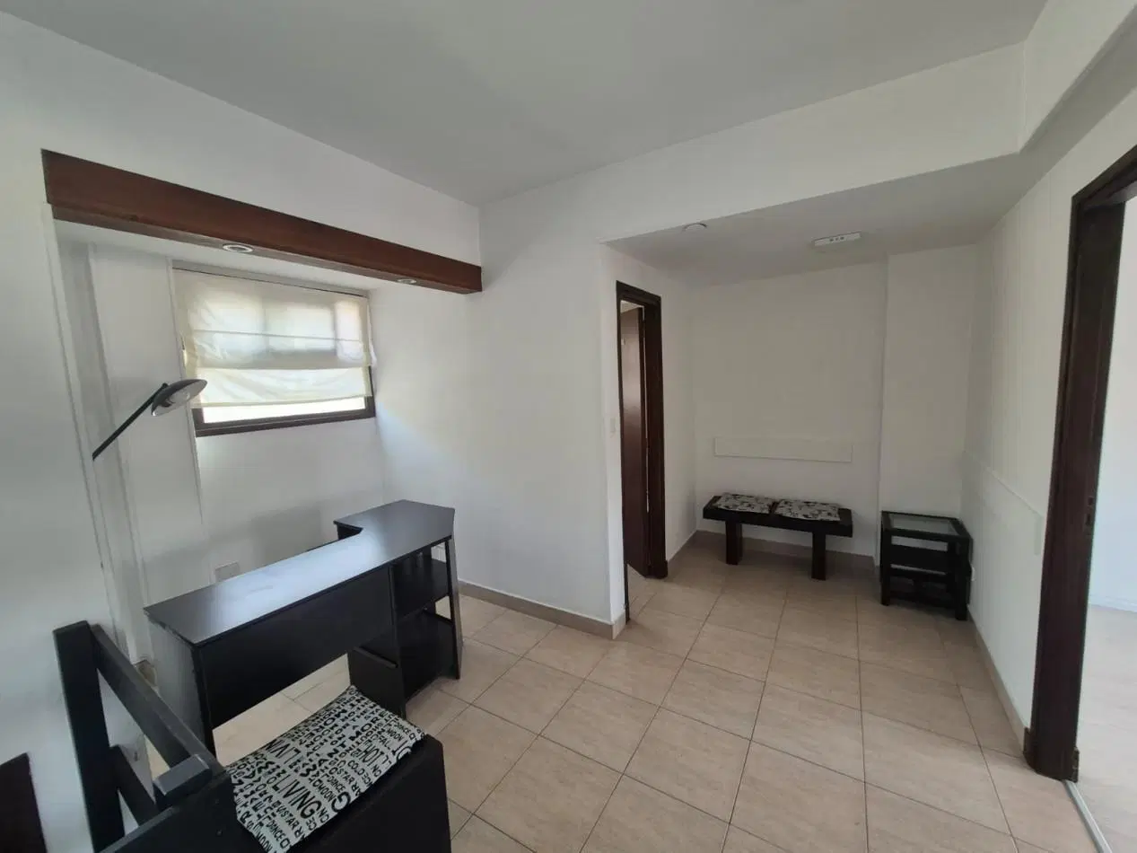 Oficina de 3 ambientes sobre calle Guemes 4