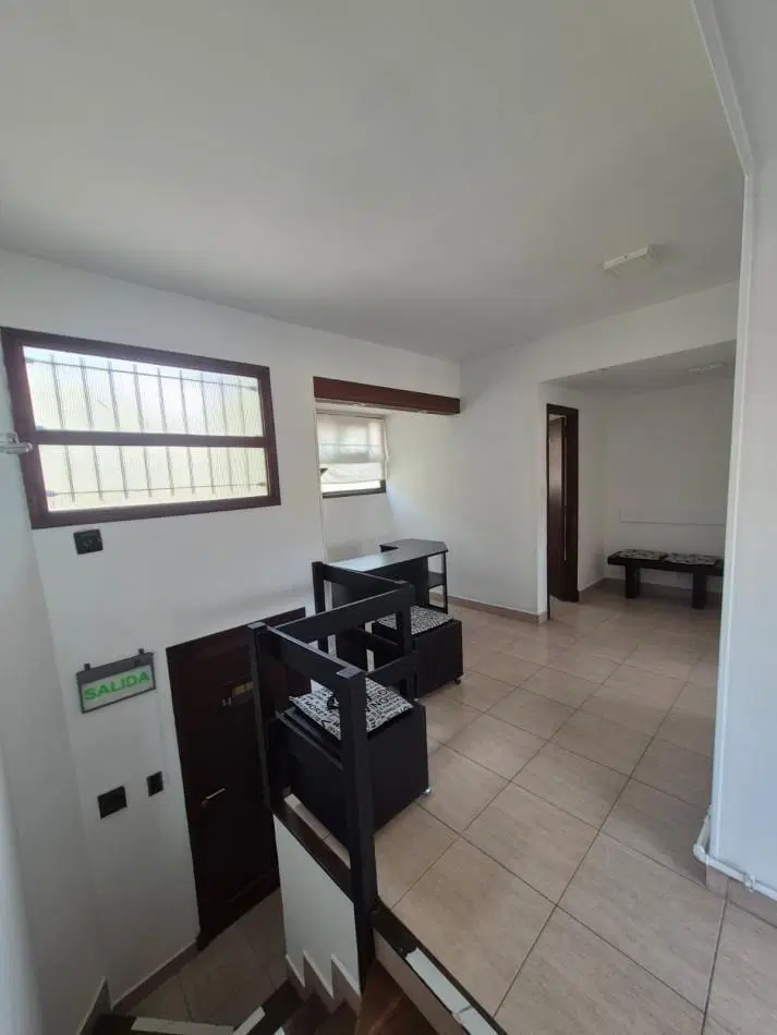 Oficina de 3 ambientes sobre calle Guemes 1