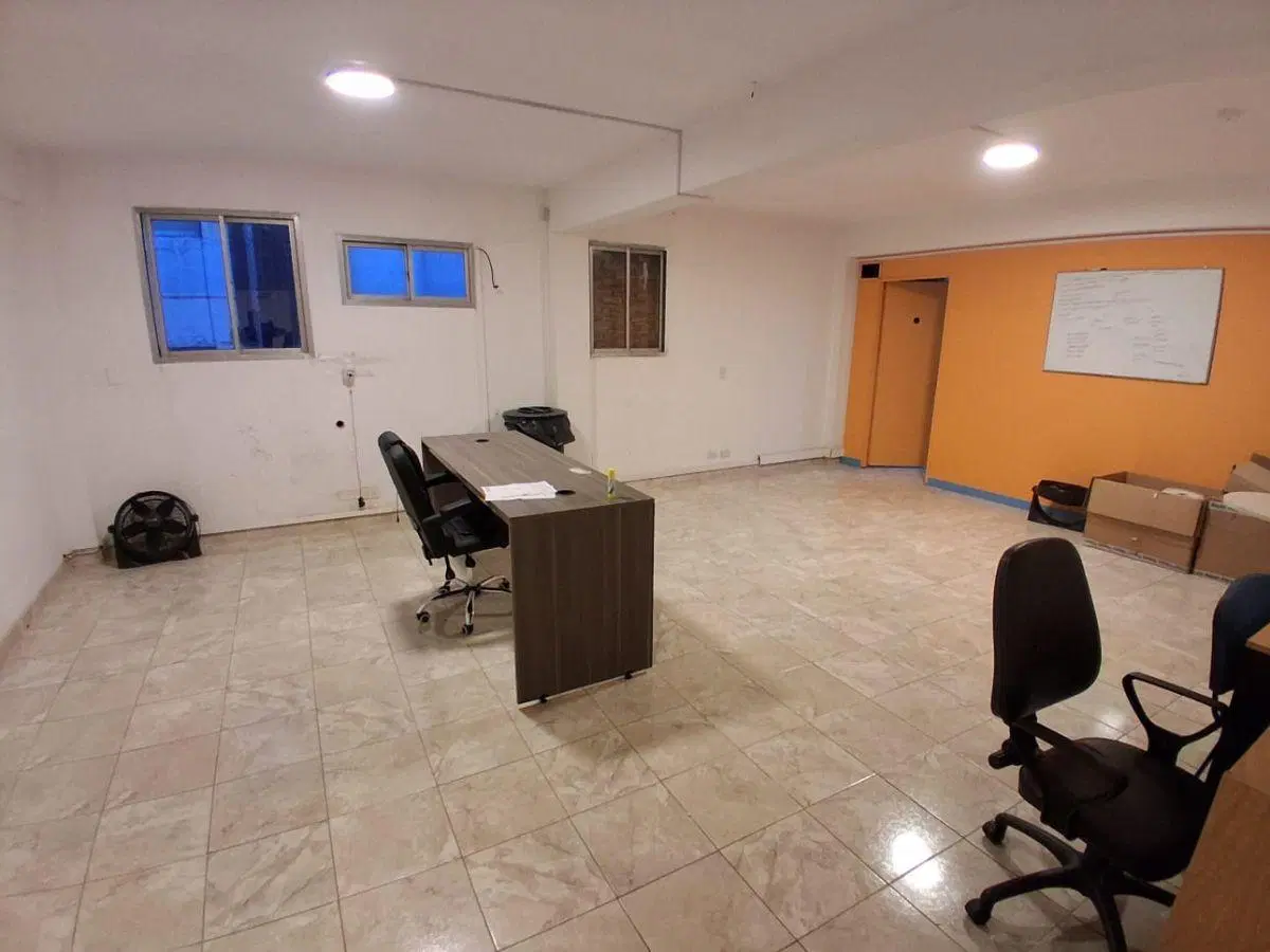 OFICINA EN VENTA s/ ESMERALDA y SARMIENTO APTO TODO RUBRO 5
