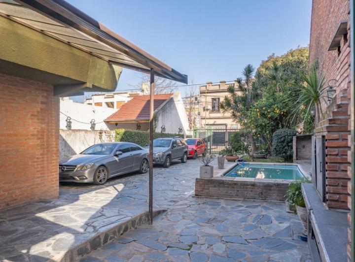Casa 4 ambientes con enorme jardín en San Martín 2