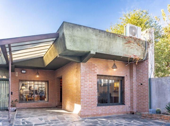 Casa 4 ambientes con enorme jardín en San Martín 3